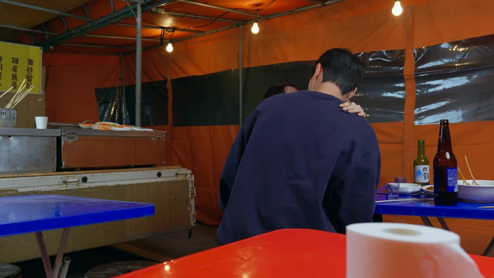 Five Hearts Under One Roof Season 2 scene showing option to drink offered item leading to Ending 4